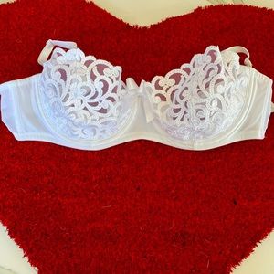Victoria’s Secret Lace Bra 36C ❤️❤️